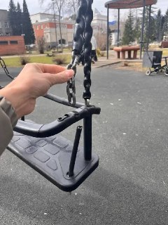 Качели в Центральном сквере получили новый взгляд после ремонта